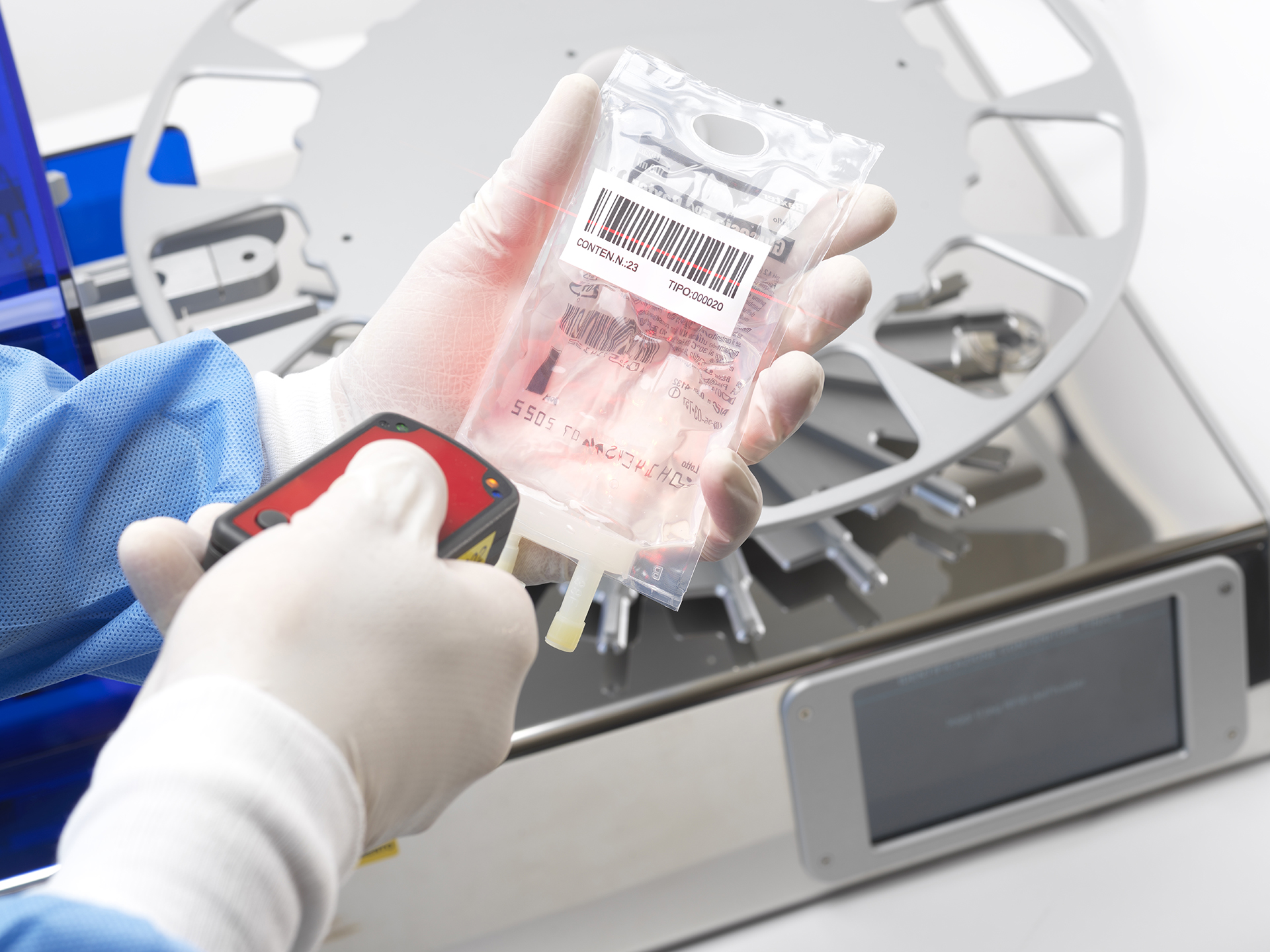 Operator verifying a Smart Cartridge with handheld barcode + RFID reader
